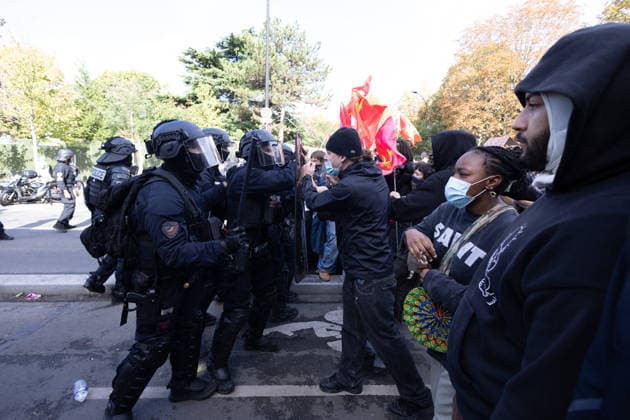 High school blockade in Seine-Saint-Denis Clash between (CRS) Republican Security Corps and Student in front of Le Corbusier secondary school in Aubervilliers, North of Paris, on October 1, 2026 as they continue their protest to demand the hiring of substitute teachers, increased resources, and decent learning conditions. Photo by Raphael Lafargue ABACAPRESS.COM Aubervilliers France  Copyright: xLafarguexRaphael ABACAx