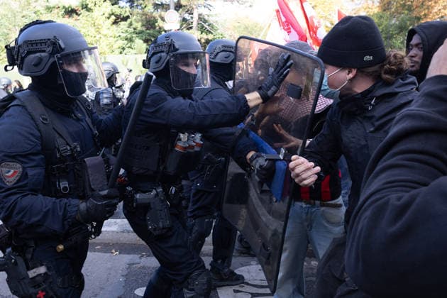 High school blockade in Seine-Saint-Denis Clash between (CRS) Republican Security Corps and Student in front of Le Corbusier secondary school in Aubervilliers, North of Paris, on October 1, 2026 as they continue their protest to demand the hiring of substitute teachers, increased resources, and decent learning conditions. Photo by Raphael Lafargue ABACAPRESS.COM Aubervilliers France  Copyright: xLafarguexRaphael ABACAx