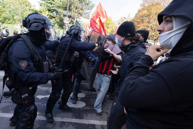 High school blockade in Seine-Saint-Denis Clash between (CRS) Republican Security Corps and Student in front of Le Corbusier secondary school in Aubervilliers, North of Paris, on October 1, 2026 as they continue their protest to demand the hiring of substitute teachers, increased resources, and decent learning conditions. Photo by Raphael Lafargue ABACAPRESS.COM Aubervilliers France  Copyright: xLafarguexRaphael ABACAx