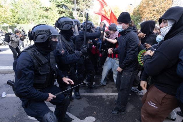 High school blockade in Seine-Saint-Denis Clash between (CRS) Republican Security Corps and Student in front of Le Corbusier secondary school in Aubervilliers, North of Paris, on October 1, 2026 as they continue their protest to demand the hiring of substitute teachers, increased resources, and decent learning conditions. Photo by Raphael Lafargue ABACAPRESS.COM Aubervilliers France  Copyright: xLafarguexRaphael ABACAx
