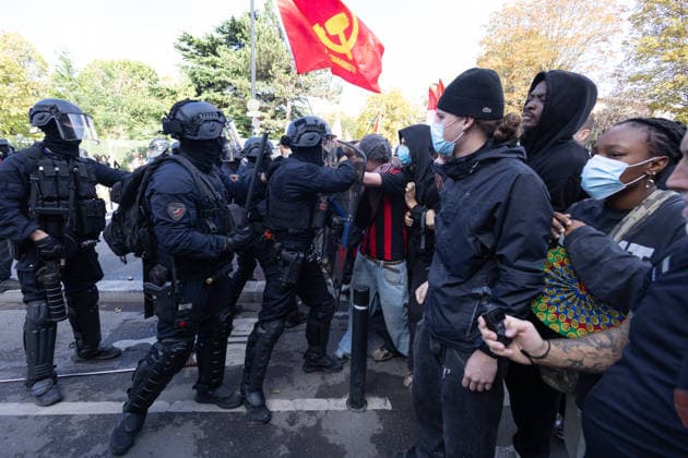 High school blockade in Seine-Saint-Denis Clash between (CRS) Republican Security Corps and Student in front of Le Corbusier secondary school in Aubervilliers, North of Paris, on October 1, 2026 as they continue their protest to demand the hiring of substitute teachers, increased resources, and decent learning conditions. Photo by Raphael Lafargue ABACAPRESS.COM Aubervilliers France  Copyright: xLafarguexRaphael ABACAx
