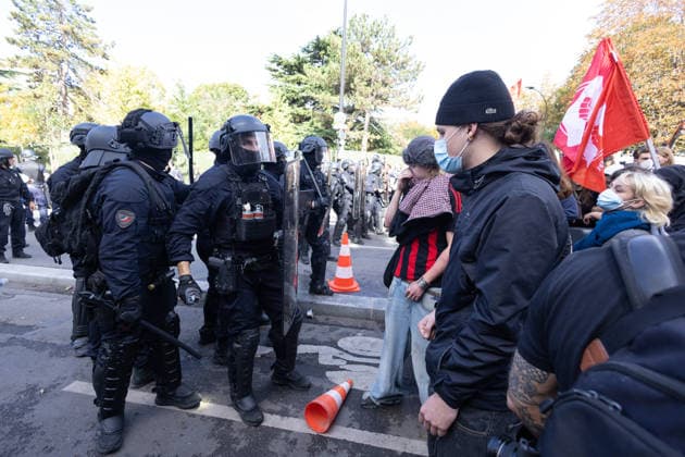 High school blockade in Seine-Saint-Denis Clash between (CRS) Republican Security Corps and Student in front of Le Corbusier secondary school in Aubervilliers, North of Paris, on October 1, 2026 as they continue their protest to demand the hiring of substitute teachers, increased resources, and decent learning conditions. Photo by Raphael Lafargue ABACAPRESS.COM Aubervilliers France  Copyright: xLafarguexRaphael ABACAx