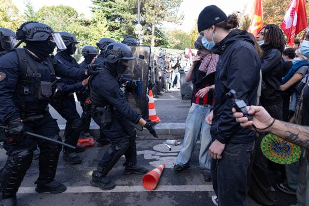 High school blockade in Seine-Saint-Denis Clash between (CRS) Republican Security Corps and Student in front of Le Corbusier secondary school in Aubervilliers, North of Paris, on October 1, 2026 as they continue their protest to demand the hiring of substitute teachers, increased resources, and decent learning conditions. Photo by Raphael Lafargue ABACAPRESS.COM Aubervilliers France  Copyright: xLafarguexRaphael ABACAx