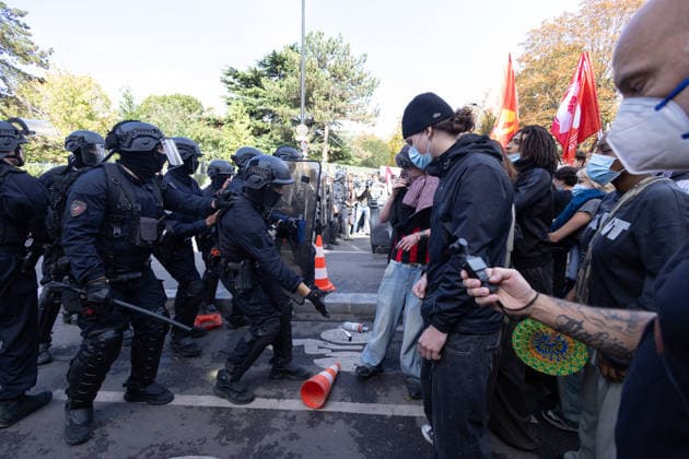 High school blockade in Seine-Saint-Denis Clash between (CRS) Republican Security Corps and Student in front of Le Corbusier secondary school in Aubervilliers, North of Paris, on October 1, 2026 as they continue their protest to demand the hiring of substitute teachers, increased resources, and decent learning conditions. Photo by Raphael Lafargue ABACAPRESS.COM Aubervilliers France  Copyright: xLafarguexRaphael ABACAx