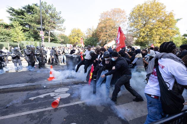 High school blockade in Seine-Saint-Denis Clash between (CRS) Republican Security Corps and Student in front of Le Corbusier secondary school in Aubervilliers, North of Paris, on October 1, 2026 as they continue their protest to demand the hiring of substitute teachers, increased resources, and decent learning conditions. Photo by Raphael Lafargue ABACAPRESS.COM Aubervilliers France  Copyright: xLafarguexRaphael ABACAx