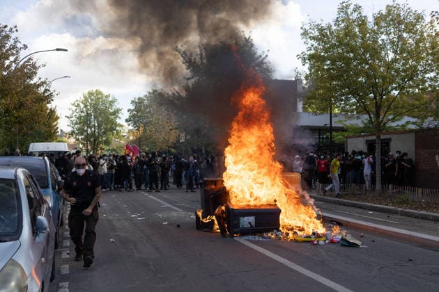 High school blockade in Seine-Saint-Denis Fire involving trash bins and bicycles. Clash between (CRS) Republican Security Corps and Student in front of Le Corbusier secondary school in Aubervilliers, North of Paris, on October 1, 2026 as they continue their protest to demand the hiring of substitute teachers, increased resources, and decent learning conditions. Photo by Raphael Lafargue ABACAPRESS.COM Aubervilliers France  Copyright: xLafarguexRaphael ABACAx