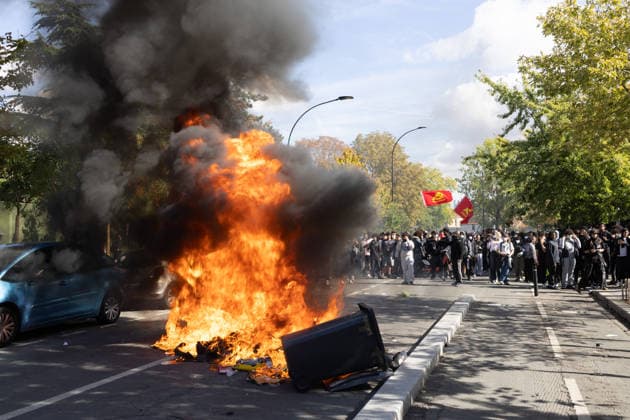 High school blockade in Seine-Saint-Denis Fire involving trash bins and bicycles. Clash between (CRS) Republican Security Corps and Student in front of Le Corbusier secondary school in Aubervilliers, North of Paris, on October 1, 2026 as they continue their protest to demand the hiring of substitute teachers, increased resources, and decent learning conditions. Photo by Raphael Lafargue ABACAPRESS.COM Aubervilliers France  Copyright: xLafarguexRaphael ABACAx