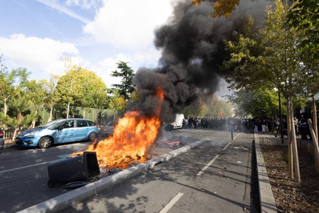 High school blockade in Seine-Saint-Denis Fire involving trash bins and bicycles. Clash between (CRS) Republican Security Corps and Student in front of Le Corbusier secondary school in Aubervilliers, North of Paris, on October 1, 2026 as they continue their protest to demand the hiring of substitute teachers, increased resources, and decent learning conditions. Photo by Raphael Lafargue ABACAPRESS.COM Aubervilliers France  Copyright: xLafarguexRaphael ABACAx