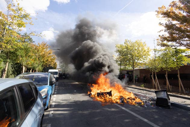 High school blockade in Seine-Saint-Denis Fire involving trash bins and bicycles. Clash between (CRS) Republican Security Corps and Student in front of Le Corbusier secondary school in Aubervilliers, North of Paris, on October 1, 2026 as they continue their protest to demand the hiring of substitute teachers, increased resources, and decent learning conditions. Photo by Raphael Lafargue ABACAPRESS.COM Aubervilliers France  Copyright: xLafarguexRaphael ABACAx