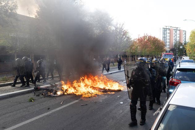 High school blockade in Seine-Saint-Denis Fire involving trash bins and bicycles. Clash between (CRS) Republican Security Corps and Student in front of Le Corbusier secondary school in Aubervilliers, North of Paris, on October 1, 2026 as they continue their protest to demand the hiring of substitute teachers, increased resources, and decent learning conditions. Photo by Raphael Lafargue ABACAPRESS.COM Aubervilliers France  Copyright: xLafarguexRaphael ABACAx
