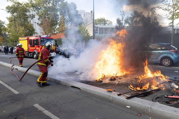 High school blockade in Seine-Saint-Denis Fire involving trash bins and bicycles. Clash between (CRS) Republican Security Corps and Student in front of Le Corbusier secondary school in Aubervilliers, North of Paris, on October 1, 2026 as they continue their protest to demand the hiring of substitute teachers, increased resources, and decent learning conditions. Photo by Raphael Lafargue ABACAPRESS.COM Aubervilliers France  Copyright: xLafarguexRaphael ABACAx