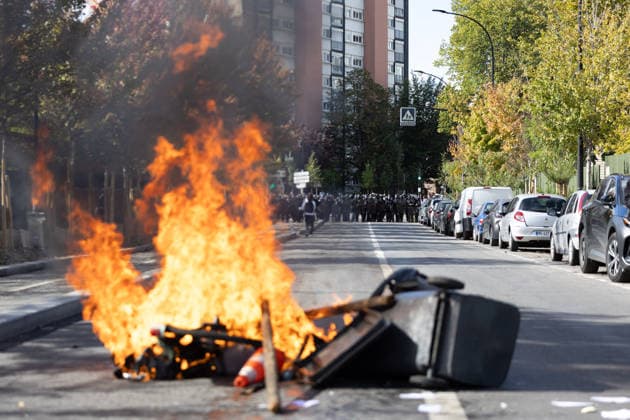 High school blockade in Seine-Saint-Denis Fire involving trash bins and bicycles. Clash between (CRS) Republican Security Corps and Student in front of Le Corbusier secondary school in Aubervilliers, North of Paris, on October 1, 2026 as they continue their protest to demand the hiring of substitute teachers, increased resources, and decent learning conditions. Photo by Raphael Lafargue ABACAPRESS.COM Aubervilliers France  Copyright: xLafarguexRaphael ABACAx