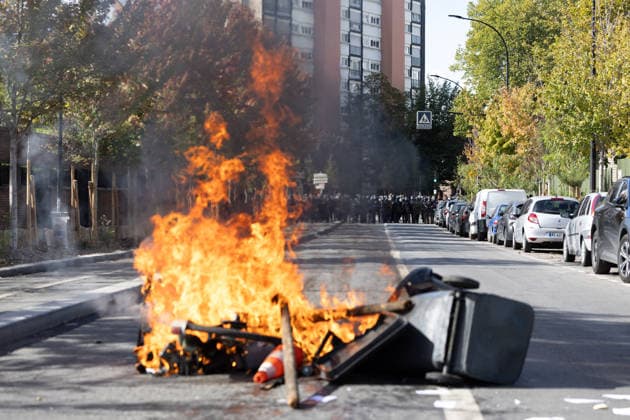 High school blockade in Seine-Saint-Denis Fire involving trash bins and bicycles. Clash between (CRS) Republican Security Corps and Student in front of Le Corbusier secondary school in Aubervilliers, North of Paris, on October 1, 2026 as they continue their protest to demand the hiring of substitute teachers, increased resources, and decent learning conditions. Photo by Raphael Lafargue ABACAPRESS.COM Aubervilliers France  Copyright: xLafarguexRaphael ABACAx