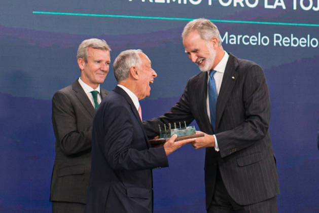Felipe VI and Pedro Sánchez attend the opening of the La Toja Forum in O Grove, Pontevedra. King Felipe VI presents the Josep Piqué La Toja Forum Award to the former President of the Portuguese Republic, Marcelo Rebelo de Sousa, during the opening of the La Toja Forum on October 1, 2026, in O Grove, Pontevedra, Galicia, Spain. The La Toja Forum: Atlantic Link is a renowned annual forum for debate and reflection focused on the defense of liberal democracy, the Atlantic bond, and international cooperation. Founded in 2019 on the initiative of Josep Piqué, Amancio López Seijas, and the Hotusa Group, it brings together prominent political, business leaders, academics, and representatives of civil society on the island of La Toja OCTOBER 1, 202 Copyright: xElenaxFernandezx 7813319