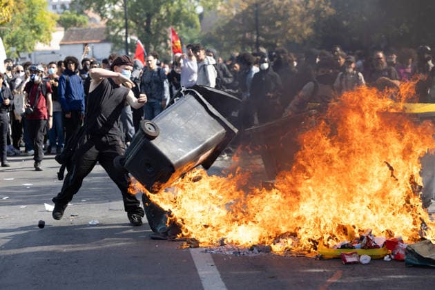 High school blockade in Seine-Saint-Denis Fire involving trash bins and bicycles. Clash between (CRS) Republican Security Corps and Student in front of Le Corbusier secondary school in Aubervilliers, North of Paris, on October 1, 2026 as they continue their protest to demand the hiring of substitute teachers, increased resources, and decent learning conditions. Photo by Raphael Lafargue ABACAPRESS.COM Aubervilliers France  Copyright: xLafarguexRaphael ABACAx