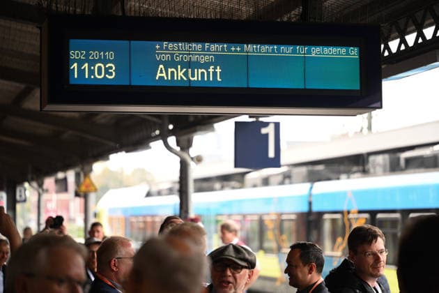 Leer-Groningen Rail Line: Wunderline Begins Service The display board at the Leer train station shows the arrival of the special train from Groningen. For more than ten years, the cross-border train service between Leer in East Frisia and Groningen in the Netherlands had been suspended. Weener, Lower Saxony, Germany Copyright: xdiebildwerftx
