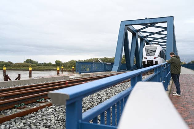 Leer-Groningen Rail Line: Wunderline Begins Service The Arriva train crosses the Friesenbrücke bridge in Weener. For more than ten years, the cross-border rail connection between Leer in East Frisia and Groningen in the Netherlands had been suspended. Weener, Lower Saxony, Germany Copyright: xdiebildwerftx