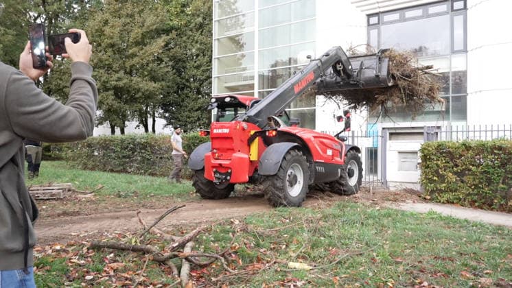 Farmers Are Protesting Outside a Tax Office - Guyancourt Videograbs - Several metric tons of agricultural waste dumped in front of the tax office by farmers protesting soaring fuel prices, with the building s facade doused with liquid, in Guyancourt, France, on October 1, 2026. The action is led by the Coordination Rurale union, which is demanding measures to lower the price of agricultural fuel and has announced plans to escalate its protests. Photo by CLPRESS ABACAPRESS.COM Guyancourt France Copyright: xCLPRESS ABACAx