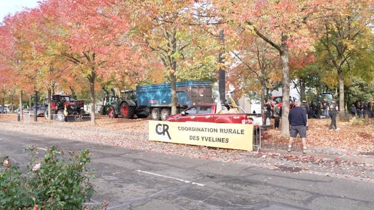 Farmers Are Protesting Outside a Tax Office - Guyancourt Videograbs - Several metric tons of agricultural waste dumped in front of the tax office by farmers protesting soaring fuel prices, with the building s facade doused with liquid, in Guyancourt, France, on October 1, 2026. The action is led by the Coordination Rurale union, which is demanding measures to lower the price of agricultural fuel and has announced plans to escalate its protests. Photo by CLPRESS ABACAPRESS.COM Guyancourt France Copyright: xCLPRESS ABACAx