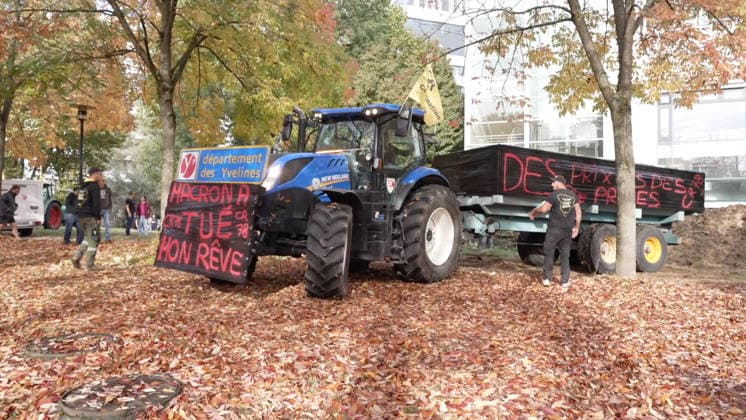Farmers Are Protesting Outside a Tax Office - Guyancourt Videograbs - Several metric tons of agricultural waste dumped in front of the tax office by farmers protesting soaring fuel prices, with the building s facade doused with liquid, in Guyancourt, France, on October 1, 2026. The action is led by the Coordination Rurale union, which is demanding measures to lower the price of agricultural fuel and has announced plans to escalate its protests. Photo by CLPRESS ABACAPRESS.COM Guyancourt France Copyright: xCLPRESS ABACAx