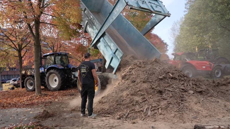 Farmers Are Protesting Outside a Tax Office - Guyancourt Videograbs - Several metric tons of agricultural waste dumped in front of the tax office by farmers protesting soaring fuel prices, with the building s facade doused with liquid, in Guyancourt, France, on October 1, 2026. The action is led by the Coordination Rurale union, which is demanding measures to lower the price of agricultural fuel and has announced plans to escalate its protests. Photo by CLPRESS ABACAPRESS.COM Guyancourt France Copyright: xCLPRESS ABACAx