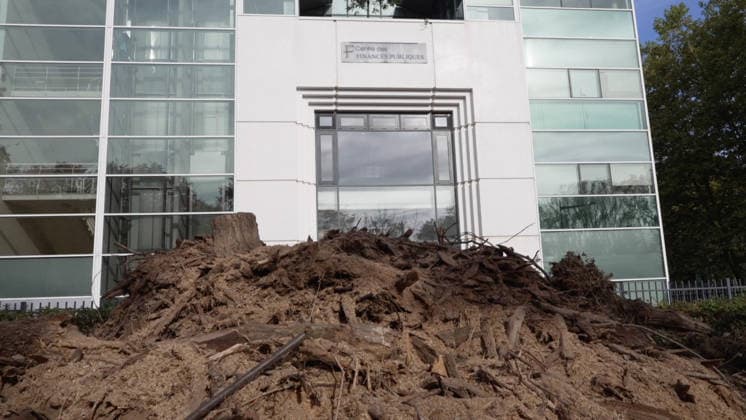 Farmers Are Protesting Outside a Tax Office - Guyancourt Videograbs - Several metric tons of agricultural waste dumped in front of the tax office by farmers protesting soaring fuel prices, with the building s facade doused with liquid, in Guyancourt, France, on October 1, 2026. The action is led by the Coordination Rurale union, which is demanding measures to lower the price of agricultural fuel and has announced plans to escalate its protests. Photo by CLPRESS ABACAPRESS.COM Guyancourt France Copyright: xCLPRESS ABACAx