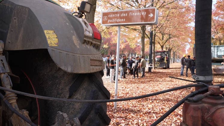 Farmers Are Protesting Outside a Tax Office - Guyancourt Videograbs - Several metric tons of agricultural waste dumped in front of the tax office by farmers protesting soaring fuel prices, with the building s facade doused with liquid, in Guyancourt, France, on October 1, 2026. The action is led by the Coordination Rurale union, which is demanding measures to lower the price of agricultural fuel and has announced plans to escalate its protests. Photo by CLPRESS ABACAPRESS.COM Guyancourt France Copyright: xCLPRESS ABACAx