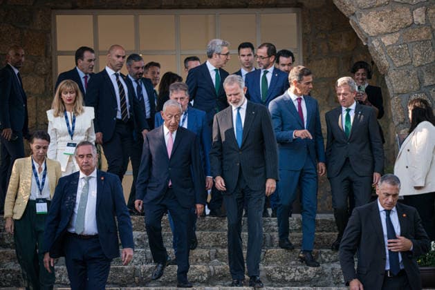 Felipe VI and Pedro Sánchez Attend the Opening of the La Toja Forum in O Grove, Pontevedra King Felipe VI (left) and Prime Minister Pedro Sánchez (right) during the opening of the La Toja Forum on October 1, 2026, in O Grove, Pontevedra, Galicia, Spain. The La Toja Forum: Atlantic Link is a renowned annual forum for debate and reflection focused on the defense of liberal democracy, the Atlantic partnership, and international cooperation. Founded in 2019 on the initiative of Josep Piqué, Amancio López Seijas, and the Hotusa Group, it brings together prominent political, business leaders, academics, and representatives of civil society on the island of La Toja. OCTOBER 1, 2026 LA TOJA FORUM POLITICS ECONOMY SPEAKERS ATLANTIC LINK INTERNATION  Copyright: xElenaxFernandezx 7813548