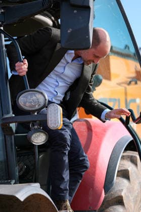 Britain s Prince William on a visit examining the role of regenerative farming in climate resilience, in Hereford Britain s Prince William steps off a farming vehicle as he meets Harry Davies (not pictured), the incoming tenant of the Duchy of Cornwall s first regenerative Farm Business Tenancy, during a visit to examine the role of regenerative farming in climate resilience in Hereford, Britain, October 1, 2026., Credit:Mathieu Willcocks PA ROTA - B68 Avalon UNITED KINGDOM, Hereford  Copyright: xMathieuxWillcocksx xPAxROTAx-xB68x xAvalonx 1139840937