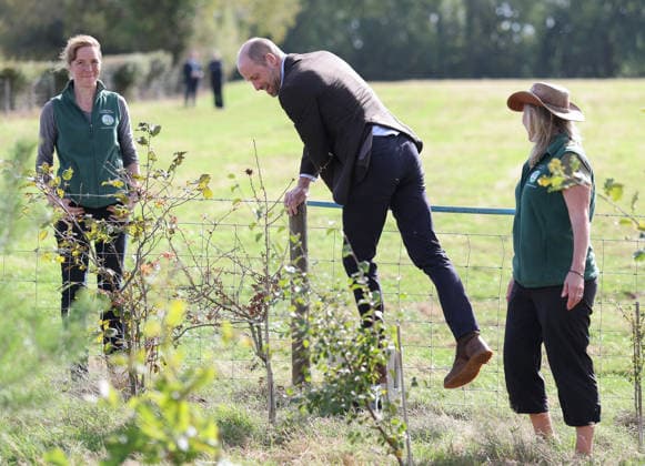 The Prince Of Wales Visits Monmouthshire And Herefordshire ABERGAVENNY, WALES - OCTOBER 01: Prince William, Prince Of Wales (C) climbs over a wire fence during a visit to the charity Stump Up For Trees, with Dr Jenny Knight (L) and Kate Beavan, to hear about the charity s goal of planting one million native trees across South Wales, at White Castle Farm on October 01, 2026 in Abergavenny, Wales. The Prince of Wales also visited the region to meet with those tackling the threat of flooding caused by extreme weather conditions., Credit:Chris Jackson PA ROTA - B68 Avalon United Kingdom, Wales, Abergavenny  Copyright: xChrisxJacksonx xPAxROTAx-xB68x xAvalonx 1139841005