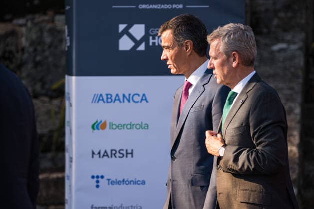 Felipe VI and Pedro Sánchez Attend the Opening of the La Toja Forum in O Grove, Pontevedra. Prime Minister Pedro Sánchez (left) and the President of the Xunta de Galicia, Alfonso Rueda (right), during the opening of the La Toja Forum on October 1, 2026, in O Grove, Pontevedra, Galicia, Spain. The La Toja Atlantic Link Forum is a renowned annual forum for debate and reflection focused on the defense of liberal democracy, the Atlantic partnership, and international cooperation. Founded in 2019 on the initiative of Josep Piqué, Amancio López Seijas, and the Hotusa Group, it brings together prominent political, business leaders, academics, and representatives of civil society on the island of La Toja. OCTOBER 1, 2026 LA TOJA FORUM POLITICS ECO  Copyright: xElenaxFernandezx 7813601