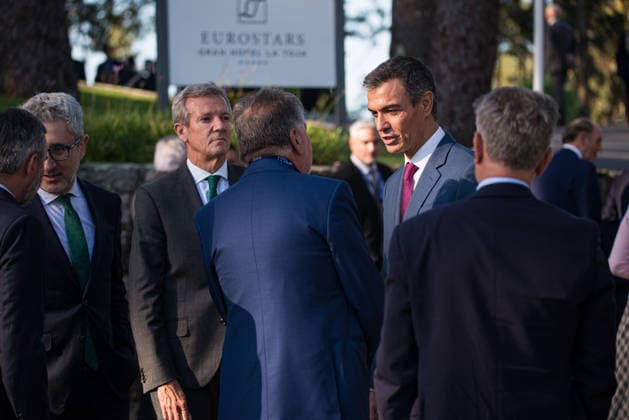 Felipe VI and Pedro Sánchez attend the opening of the La Toja Forum in O Grove, Pontevedra. Prime Minister Pedro Sánchez (right) and the president of the Xunta de Galicia, Alfonso Rueda (left), during the opening of the La Toja Forum on October 1, 2026, in O Grove, Pontevedra, Galicia, Spain. The La Toja Forum: Atlantic Link is a renowned annual forum for debate and reflection focused on the defense of liberal democracy, the Atlantic partnership, and international cooperation. Founded in 2019 on the initiative of Josep Piqué, Amancio López Seijas, and the Hotusa Group, it brings together prominent political, business leaders, academics, and representatives of civil society on the island of La Toja. OCTOBER 1, 2026 LA TOJA FORUM POLITICS EC  Copyright: xElenaxFernandezx 7813602