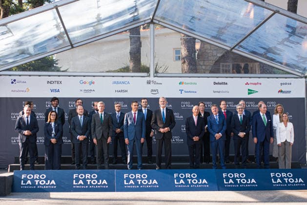 Felipe VI and Pedro Sánchez attend the opening of the La Toja Forum in O Grove, Pontevedra. Group photo taken during the opening of the La Toja Forum on October 1, 2026, in O Grove, Pontevedra, Galicia, Spain. The La Toja Forum: Atlantic Link is a renowned annual forum for debate and reflection focused on the defense of liberal democracy, the Atlantic partnership, and international cooperation. Founded in 2019 on the initiative of Josep Piqué, Amancio López Seijas, and the Hotusa Group, it brings together prominent political, business leaders, academics, and representatives of civil society on the island of La Toja. OCTOBER 1, 2026 LA TOJA FORUM POLITICS ECONOMY SPEAKERS ATLANTIC LINK INTERNATIONAL COOPERATION Elena Ferná O Grove, Ponteved  Copyright: xElenaxFernandezx 7813603