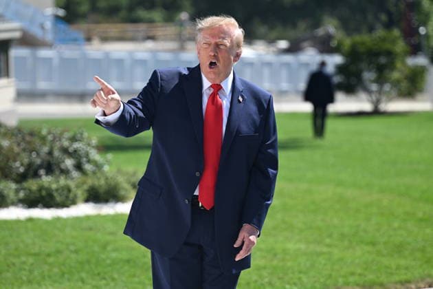 U.S. President Donald Trump departs White House for Texas WASHINGTON, DC - OCTOBER 1: U.S. President Donald Trump talks to the media before boarding Marine One on the South Lawn of the White House in Washington, DC, United States, on October 1, 2026. President Trump heads to Texas to visit Peterbilt Motors in Denton to highlight manufacturing and his economic agenda. Kyle Mazza Anadolu Washington DC United States. Editorial use only. Please get in touch for any other usage.  Copyright: x2026xAnadoluxKylexMazzax