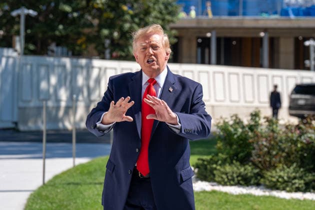 October 1, 2026, Washington, District Of Columbia, USA: US PRESIDENT DONALD TRUMP speaks to members of the press before departing the White House aboard Marine One from the South Lawn in Washington, DC. Washington USA  - ZUMAs365 20261001_znp_s365_029 Copyright: xJoeyxSussmanx