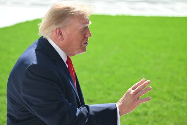 U.S. President Donald Trump departs White House for Texas WASHINGTON, DC, UNITED STATES - OCTOBER 1: U.S. President Donald Trump talks to the media before boarding Marine One on the South Lawn of the White House in Washington, DC, United States, on October 1, 2026. President Trump heads to Texas to visit Peterbilt Motors in Denton to highlight manufacturing and his economic agenda. Kyle Mazza Anadolu Washington, DC United States. Editorial use only. Please get in touch for any other usage.  Copyright: x2026xAnadoluxKylexMazzax