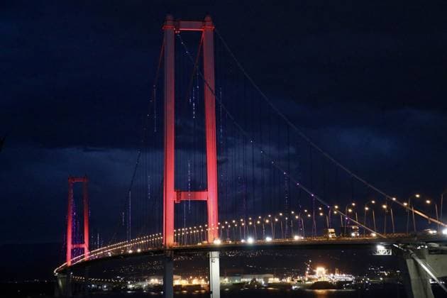 Osmangazi Bridge illuminated in pink for Breast Cancer Awareness Month in Kocaeli KOCAELI, TURKIYE - OCTOBER 1: The Osmangazi Bridge, connecting Kocaeli and Yalova across the Gulf of Izmit, is illuminated in pink lights to mark Breast Cancer Awareness Month, observed annually from October 1 to 31 to raise awareness for early diagnosis, in Kocaeli, Turkiye on October 1, 2026. Makbule Beyza Gunbey Anadolu Kocaeli Turkey. Editorial use only. Please get in touch for any other usage.  Copyright: x2026xAnadoluxMakbulexBeyzaxGunbeyx