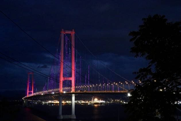 Osmangazi Bridge illuminated in pink for Breast Cancer Awareness Month in Kocaeli KOCAELI, TURKIYE - OCTOBER 1: The Osmangazi Bridge, connecting Kocaeli and Yalova across the Gulf of Izmit, is illuminated in pink lights to mark Breast Cancer Awareness Month, observed annually from October 1 to 31 to raise awareness for early diagnosis, in Kocaeli, Turkiye on October 1, 2026. Makbule Beyza Gunbey Anadolu Kocaeli Turkey. Editorial use only. Please get in touch for any other usage.  Copyright: x2026xAnadoluxMakbulexBeyzaxGunbeyx