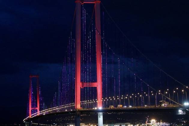 Osmangazi Bridge illuminated in pink for Breast Cancer Awareness Month in Kocaeli KOCAELI, TURKIYE - OCTOBER 1: The Osmangazi Bridge, connecting Kocaeli and Yalova across the Gulf of Izmit, is illuminated in pink lights to mark Breast Cancer Awareness Month, observed annually from October 1 to 31 to raise awareness for early diagnosis, in Kocaeli, Turkiye on October 1, 2026. Makbule Beyza Gunbey Anadolu Kocaeli Turkey. Editorial use only. Please get in touch for any other usage.  Copyright: x2026xAnadoluxMakbulexBeyzaxGunbeyx