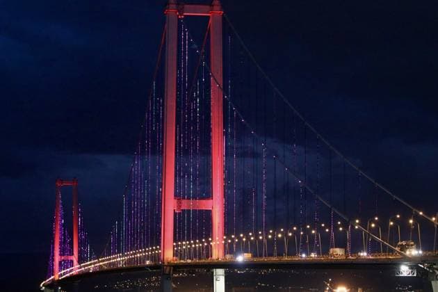 Osmangazi Bridge illuminated in pink for Breast Cancer Awareness Month in Kocaeli KOCAELI, TURKIYE - OCTOBER 1: The Osmangazi Bridge, connecting Kocaeli and Yalova across the Gulf of Izmit, is illuminated in pink lights to mark Breast Cancer Awareness Month, observed annually from October 1 to 31 to raise awareness for early diagnosis, in Kocaeli, Turkiye on October 1, 2026. Makbule Beyza Gunbey Anadolu Kocaeli Turkey. Editorial use only. Please get in touch for any other usage.  Copyright: x2026xAnadoluxMakbulexBeyzaxGunbeyx