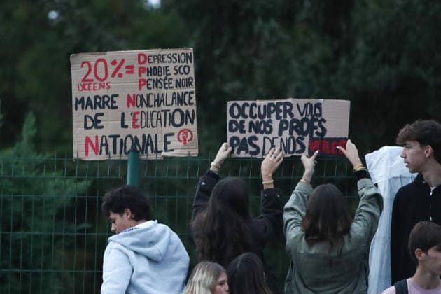 October 1, 2026, Anglet, Nouvelle Aquitaine, France: Students hang placards on a fence reading 20% of high schoolers = depression, school phobia, dark thoughts. Fed up with the National Education s nonchalance and Take care of our teachers, not of our veils during a protest outside the Lyco e Cantau in Anglet, southwestern France, on October 1, 2026, against overcrowded classes and a lack of resources. The movement, which began in the Paris region a week ago, has spread across France, with hundreds of high schools blocked. Anglet France  - ZUMAb298 20261001_zsp_b298_036 Copyright: xJulesxBuonx