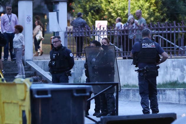 October 1, 2026, Anglet, Nouvelle Aquitaine, France: Police officers, one holding a riot shield, stand guard behind garbage containers outside the Lyco e Cantau in Anglet, southwestern France, on October 1, 2026, during a protest by students against overcrowded classes and a lack of resources. The movement, which began in the Paris region a week ago, has spread across France, with hundreds of high schools blocked. Anglet France  - ZUMAb298 20261001_zsp_b298_023 Copyright: xJulesxBuonx