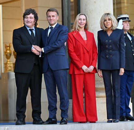Emmanuel Macron - Javier Milei meeting in Paris PARIS, FRANCE - OCTOBER 1: (L to R) Argentine President Javier Milei, French President Emmanuel Macron, General Secretary of the Presidency of Argentina and sister of Argentina s President Karina Milei and French First Lady Brigitte Macron pose for a photo ahead of their meeting at the Elysee Palace in Paris, France on October 1, 2026. Mustafa Yalcin Anadolu Paris France. Editorial use only. Please get in touch for any other usage. Copyright: x2026xAnadoluxMustafaxYalcinx