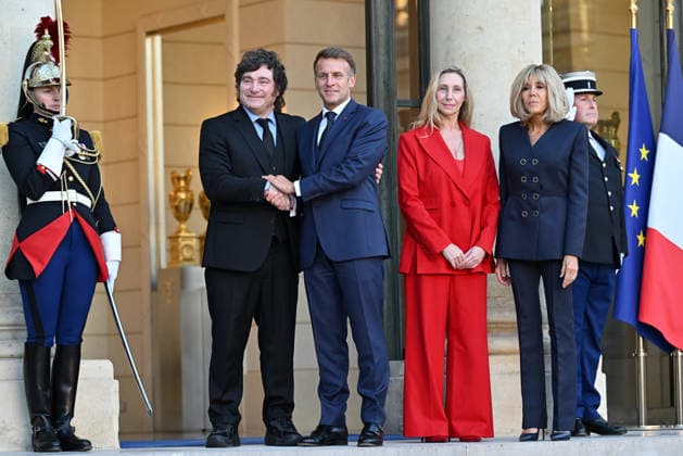 Emmanuel Macron - Javier Milei meeting in Paris PARIS, FRANCE - OCTOBER 1: (L to R) Argentine President Javier Milei, French President Emmanuel Macron, General Secretary of the Presidency of Argentina and sister of Argentina s President Karina Milei and French First Lady Brigitte Macron pose for a photo ahead of their meeting at the Elysee Palace in Paris, France on October 1, 2026. Mustafa Yalcin Anadolu Paris France. Editorial use only. Please get in touch for any other usage. Copyright: x2026xAnadoluxMustafaxYalcinx