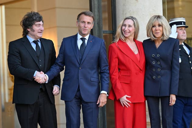 Emmanuel Macron - Javier Milei meeting in Paris PARIS, FRANCE - OCTOBER 1: (L to R) Argentine President Javier Milei, French President Emmanuel Macron, General Secretary of the Presidency of Argentina and sister of Argentina s President Karina Milei and French First Lady Brigitte Macron pose for a photo ahead of their meeting at the Elysee Palace in Paris, France on October 1, 2026. Mustafa Yalcin Anadolu Paris France. Editorial use only. Please get in touch for any other usage. Copyright: x2026xAnadoluxMustafaxYalcinx