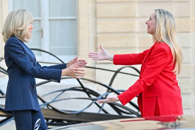 The French president and his wife, First Lady Brigitte Macron, welcomed the Argentine president and the secretary general of the Argentine presidency—and the president’s sister—Karina Milei to the Élysée Palace in Paris, France, on October 1, 2026. Christian Liewig Bestimage. French President and his wife Brigitte Macron greet Argentine President and General Secretary of the Presidency of Argentina and sister of the Argentine President, Karina Milei, ahead of their meeting at the Élysée Palace on October 1, 2026, in Paris, France. Paris, France.  Copyright: xChristianxLiewigx xBestimagexChristianxLiewigx xBestimagex