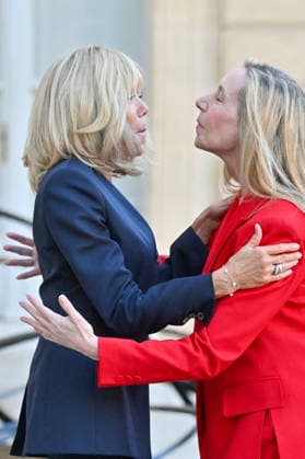 The French president and his wife, First Lady Brigitte Macron, welcomed the Argentine president and the secretary general of the Argentine presidency—and the president’s sister—Karina Milei to the Élysée Palace in Paris, France, on October 1, 2026. Christian Liewig Bestimage. French President and his wife Brigitte Macron greet Argentine President and General Secretary of the Presidency of Argentina and sister of the Argentine President, Karina Milei, ahead of their meeting at the Élysée Palace on October 1, 2026, in Paris, France. Paris, France.  Copyright: xChristianxLiewigx xBestimagexChristianxLiewigx xBestimagex