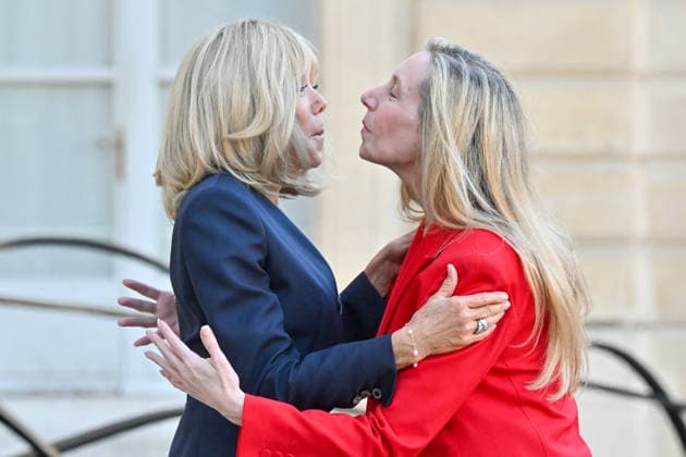 The French president and his wife, First Lady Brigitte Macron, welcomed the Argentine president and the secretary general of the Argentine presidency—and the president’s sister—Karina Milei to the Élysée Palace in Paris, France, on October 1, 2026. Christian Liewig Bestimage. French President and his wife Brigitte Macron greet Argentine President and General Secretary of the Presidency of Argentina and sister of the Argentine President, Karina Milei, ahead of their meeting at the Élysée Palace on October 1, 2026, in Paris, France. Paris, France.  Copyright: xChristianxLiewigx xBestimagexChristianxLiewigx xBestimagex