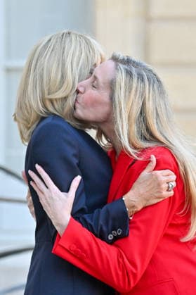 The French president and his wife, First Lady Brigitte Macron, welcomed the Argentine president and the secretary general of the Argentine presidency—and the president’s sister—Karina Milei to the Élysée Palace in Paris, France, on October 1, 2026. Christian Liewig Bestimage. French President and his wife Brigitte Macron greet Argentine President and General Secretary of the Presidency of Argentina and sister of the Argentine President, Karina Milei, ahead of their meeting at the Élysée Palace on October 1, 2026, in Paris, France. Paris, France.  Copyright: xChristianxLiewigx xBestimagexChristianxLiewigx xBestimagex