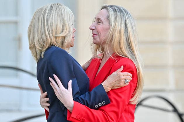 The French president and his wife, First Lady Brigitte Macron, welcomed the Argentine president and the secretary general of the Argentine presidency—and the president’s sister—Karina Milei to the Élysée Palace in Paris, France, on October 1, 2026. Christian Liewig Bestimage. French President and his wife Brigitte Macron greet Argentine President and General Secretary of the Presidency of Argentina and sister of the Argentine President, Karina Milei, ahead of their meeting at the Élysée Palace on October 1, 2026, in Paris, France. Paris, France.  Copyright: xChristianxLiewigx xBestimagexChristianxLiewigx xBestimagex